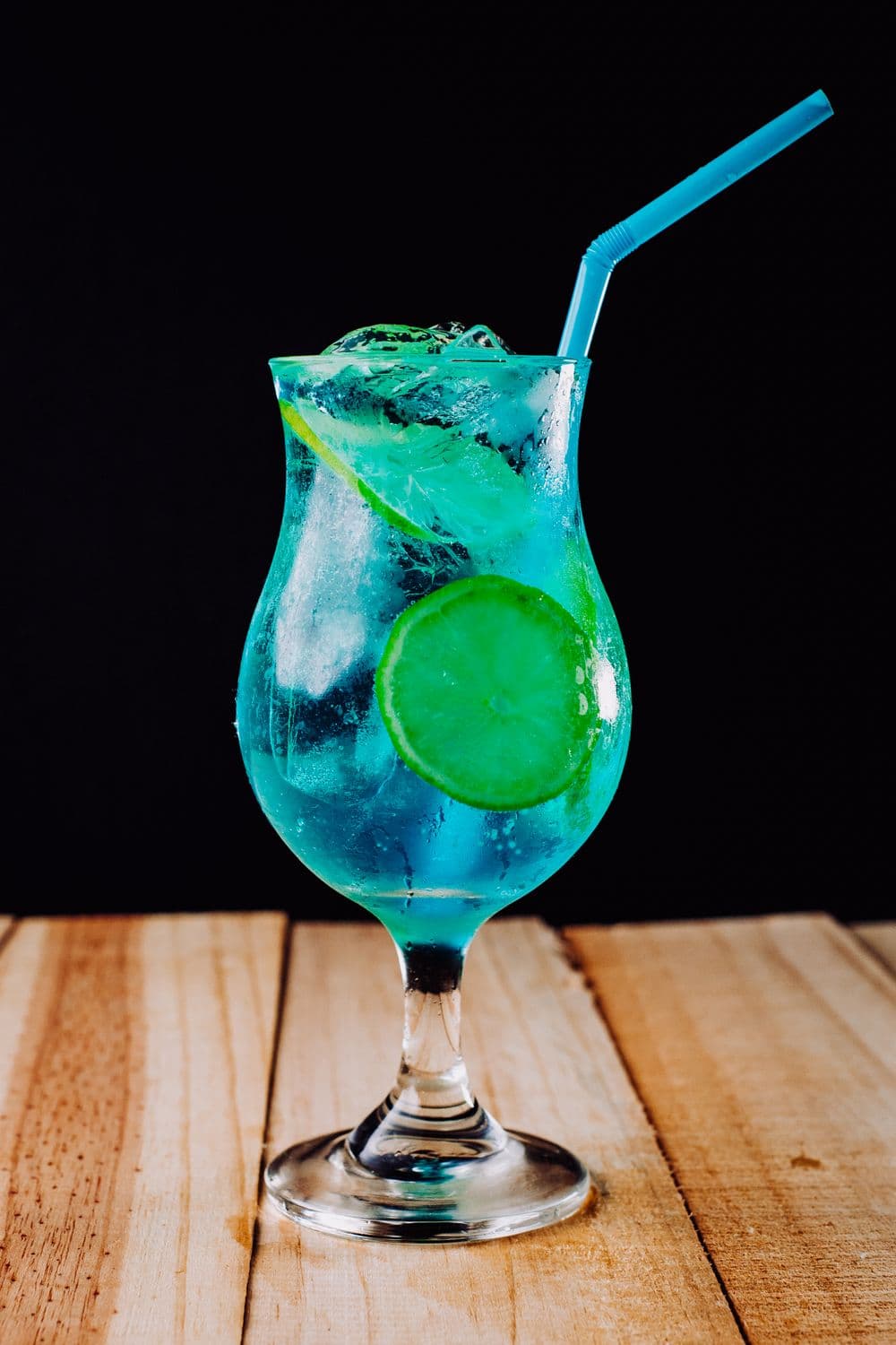 Blue lagoon mojito with lemon